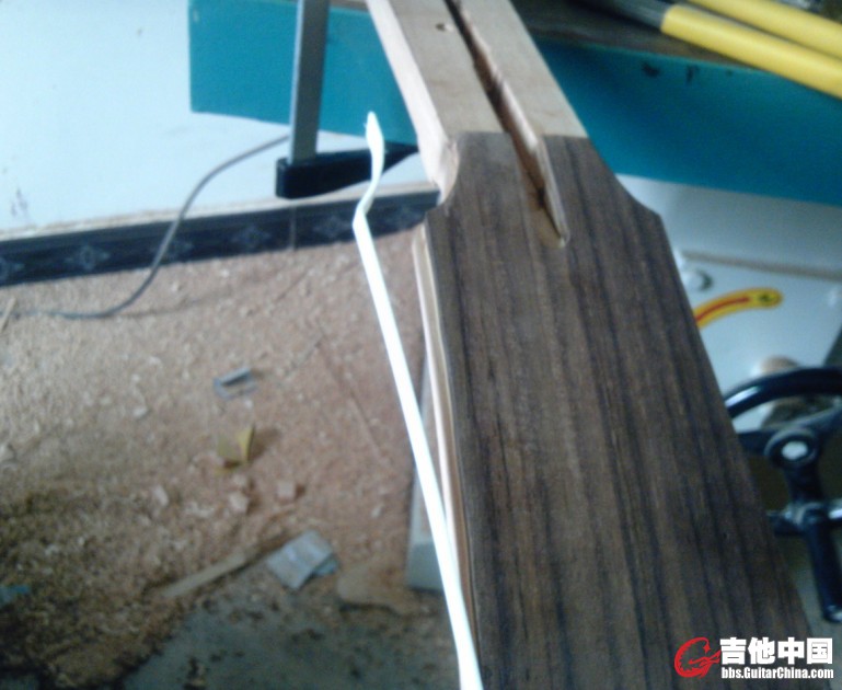 包边之前先做好弧度再粘结会很省力