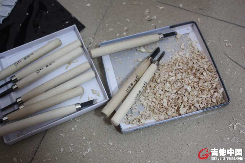 木屑……只是不到一半，其他的都给风扇吹了……