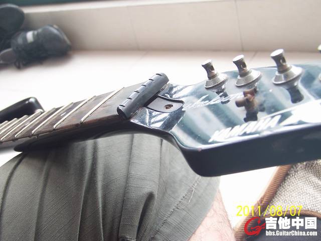 弦枕处被垫高了