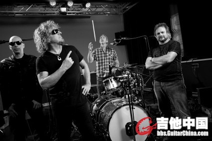 Chickenfoot-Publicity-Image-Standard-BW-photo-credit-Jon-Hill-425x283.jpg