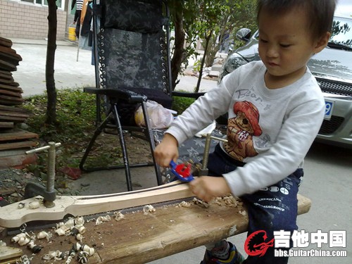 我儿子非要帮忙，虽然很像，但还属捣蛋。