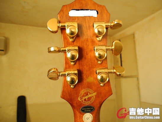 限量版标志，琴钮不错，这琴不怎么跑音
