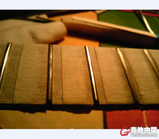 初步打磨的品丝，品冠是平的