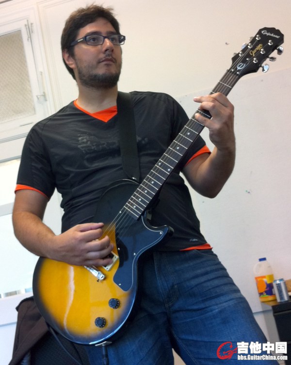 rocksmith-guitar-les-paul-jr-playing.jpg