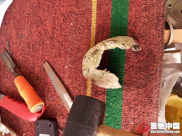 贝壳用锤子砸