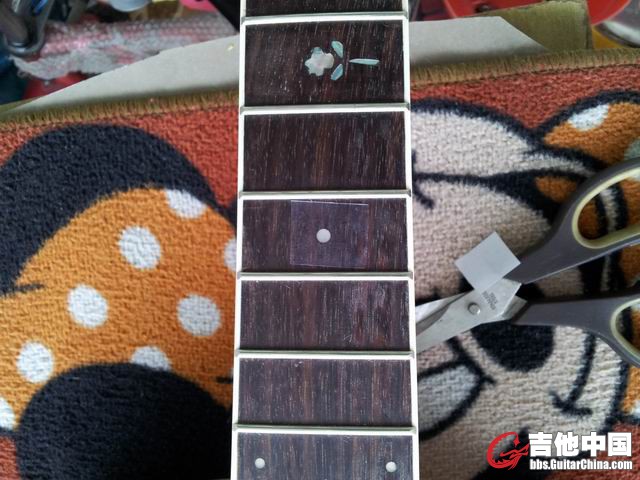 贴个透明胶，不干胶更好