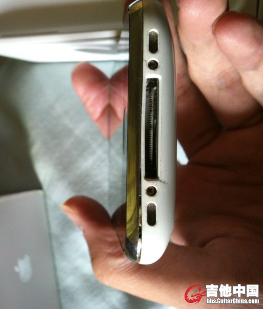就是这个外壳的部分裂了缝。