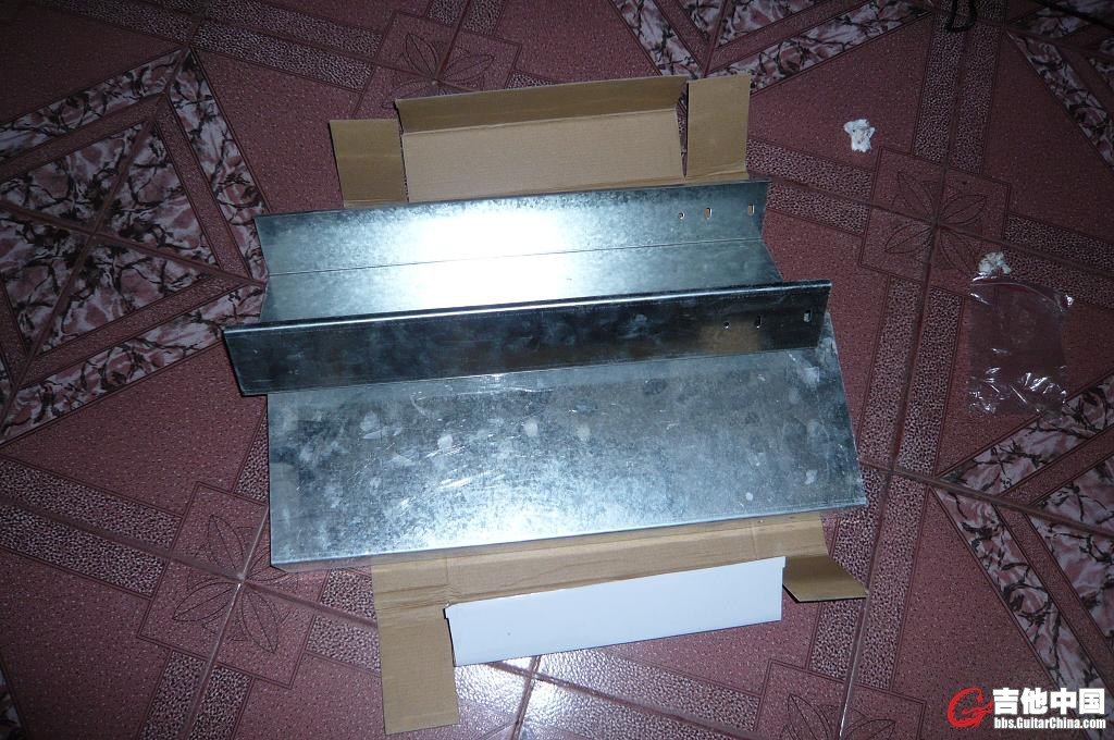 用200的镀锌桥架做底盘，也准备了不锈钢，不锈钢难开孔，暂时用桥架先。