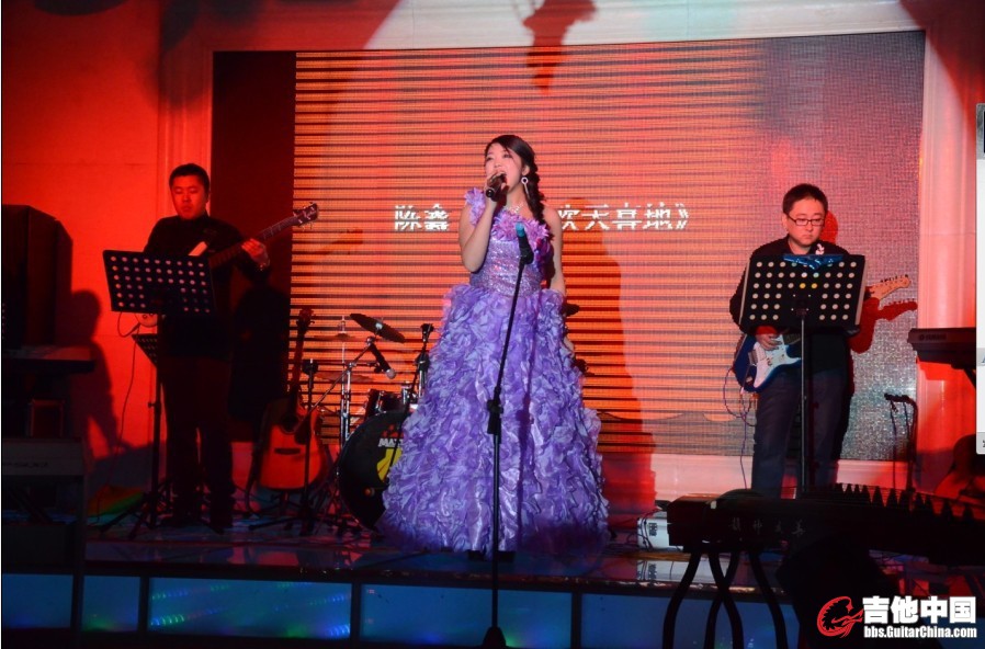 民歌 左右两侧还有两个键盘
