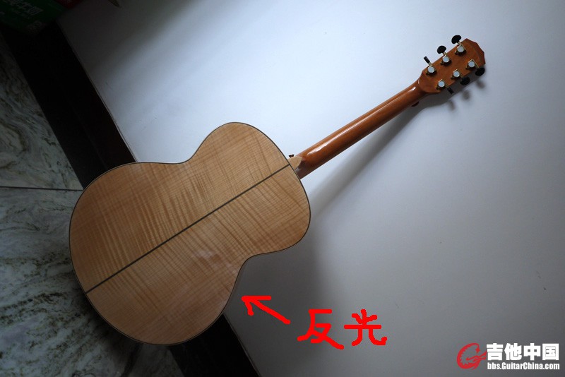 枫木背板成色完美，箭头处为反光倒影。