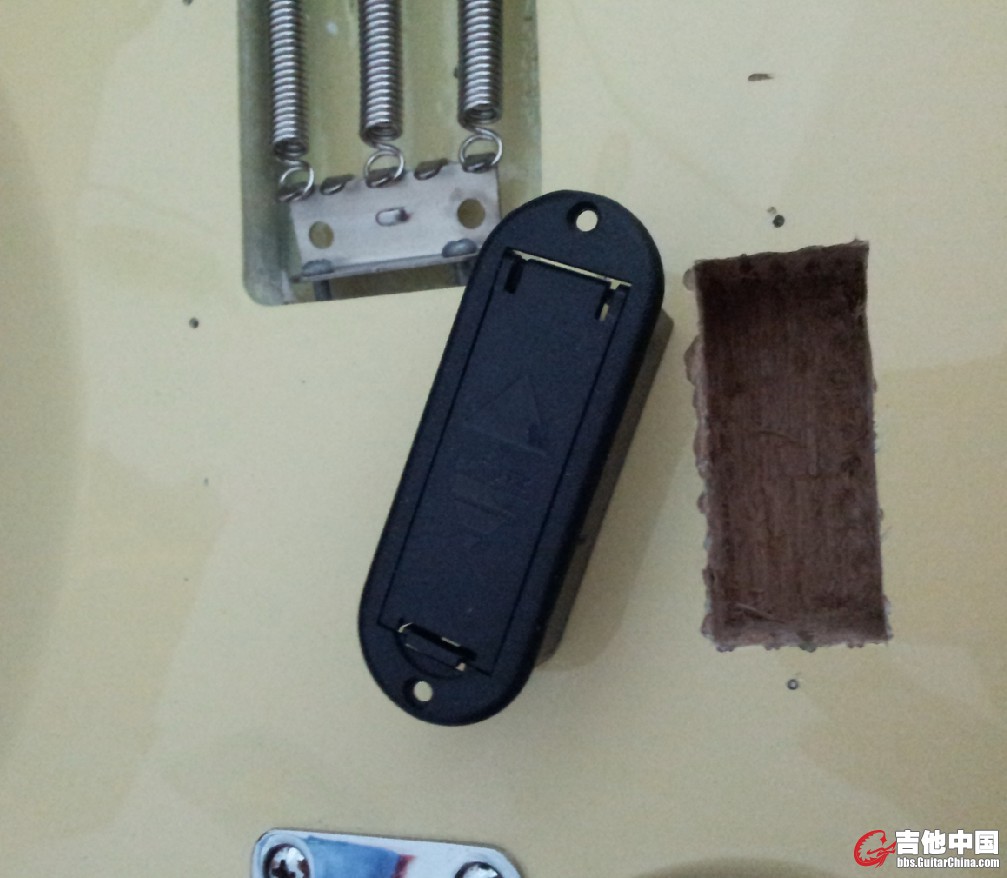 没什么抓也工具 用手电钻开孔挖了半天 挖了个电池仓出来 尼玛 手软了 撸管都没那么累！
