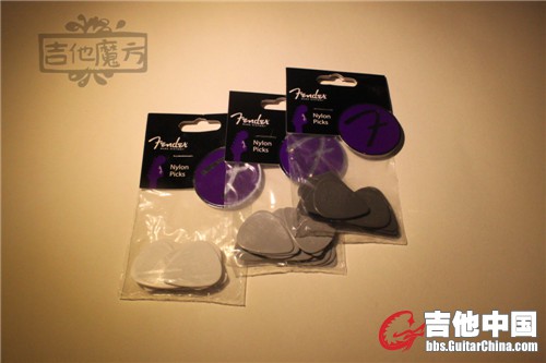 尼龙拨片，特殊的防滑颗粒，手感一流