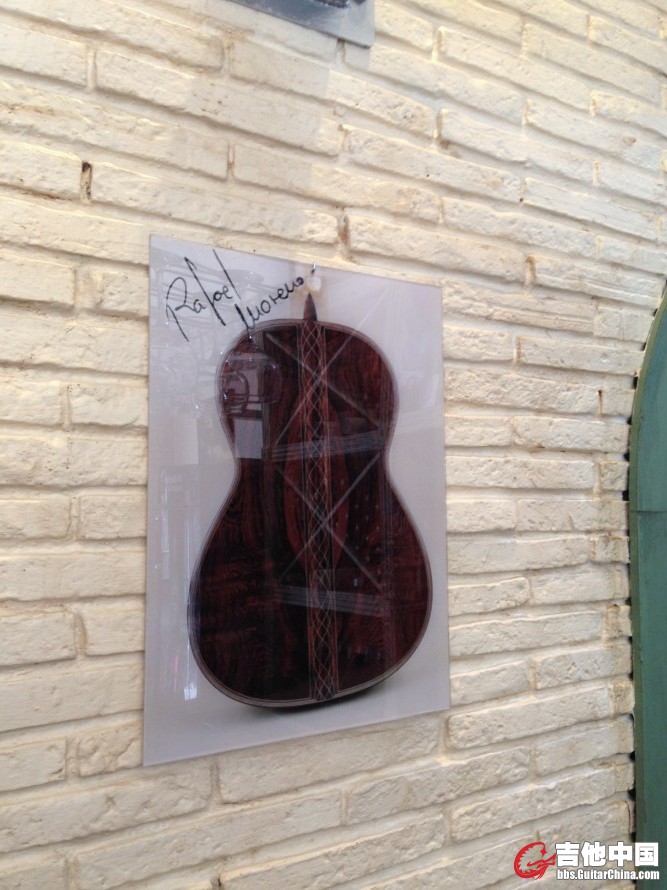 墙壁挂着一张西班牙吉他制作家：Rafael Moreno 莫雷诺的背板图片