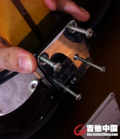 拧下螺丝