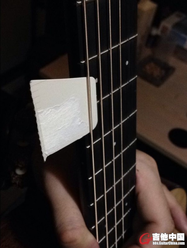 按住六弦1品和15品，在7品位置刚好夹住1张纸片，曲度完美。