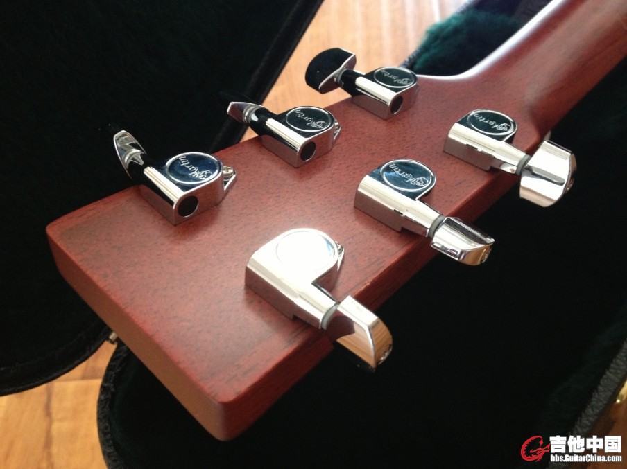 martin ooo16gt 琴头及旋钮.jpg