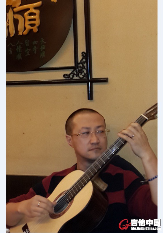 何青老师用我的新琴在演奏.jpg