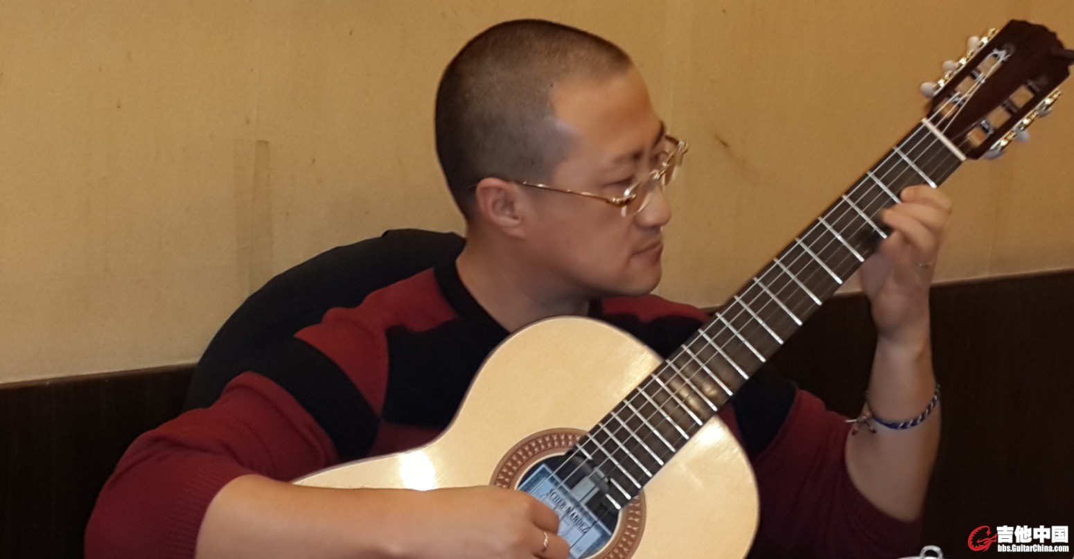 何青老师在试探我的新琴.jpg